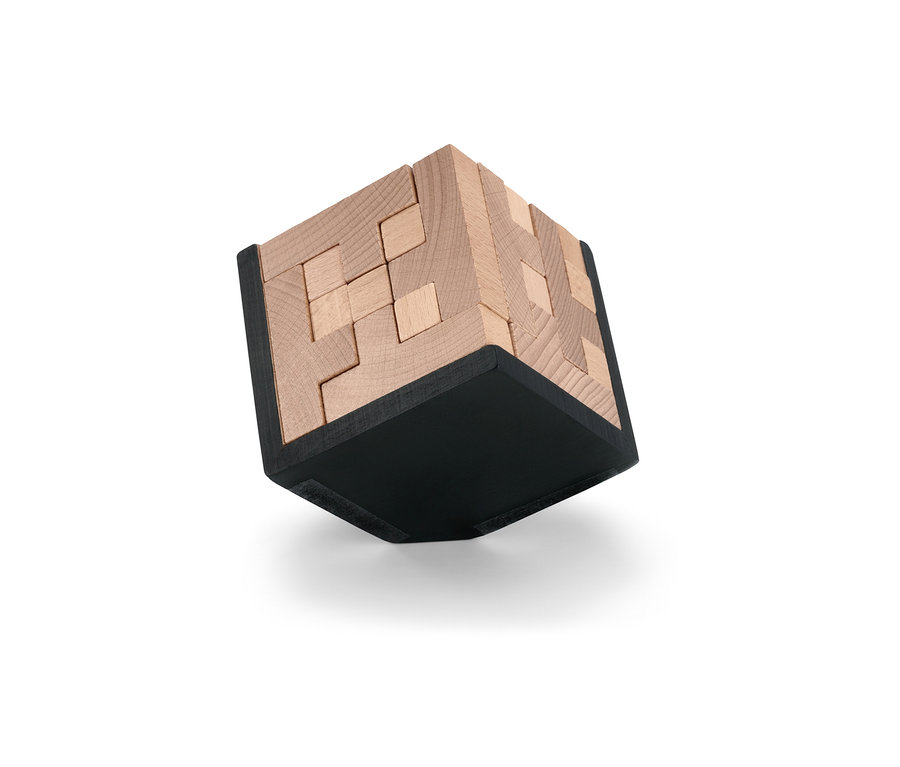 Detailaufnahme eines IQ-Puzzlewürfels aus Holz mit schwarzem Sockel.