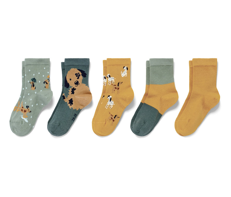 Fünf Paar Kinder-Socken, grün/gelb, mit verschiedenen Mustern.