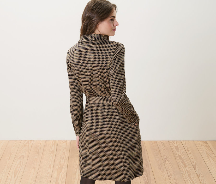 Frau trägt ein Sweatkleid mit Hahnentritt-Jacquard.