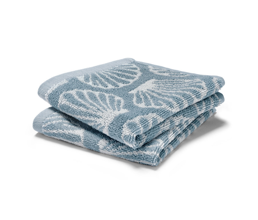 Zwei gefaltete blaue 2 Seiftücher mit Muschelmuster.