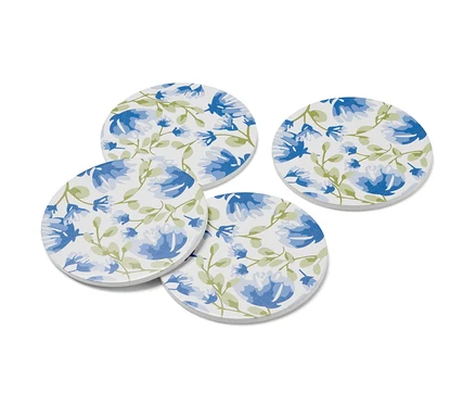 Vier Getränkeuntersetzer mit blauem Blumenmuster.