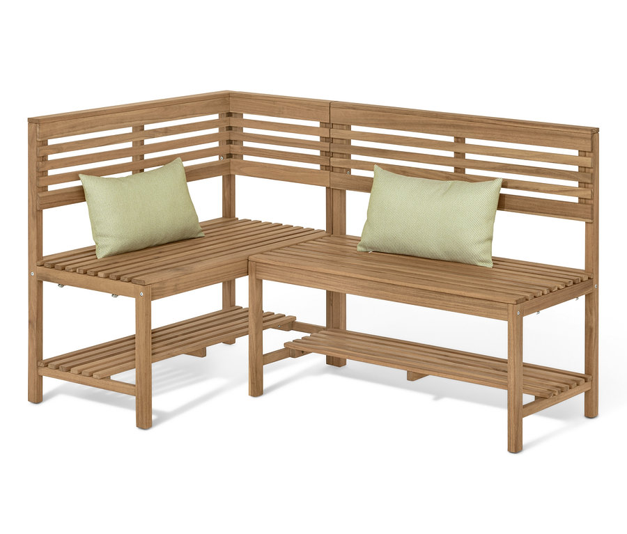 Eine braune Eckbank »Lenja« aus Holz mit zwei hellgrünen Kissen.