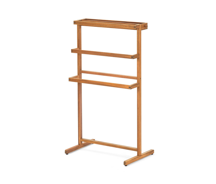 Ein brauner, hölzerner Stummer Diener mit drei Stangen.