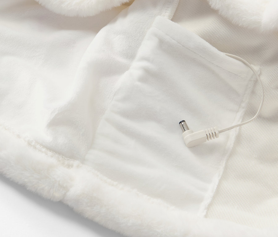 Detailansicht eines weißen Akku-Heizpullovers mit Tasche und Kabel.