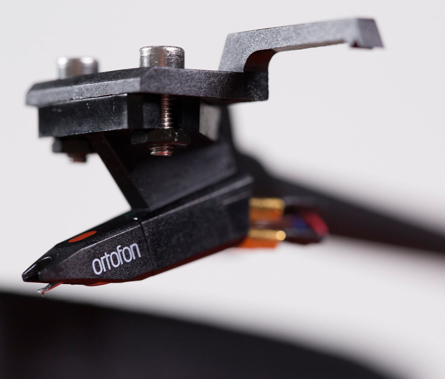 Detailaufnahme eines schwarzen Tonabnehmers vom »Pro-Ject VT-E BT«.