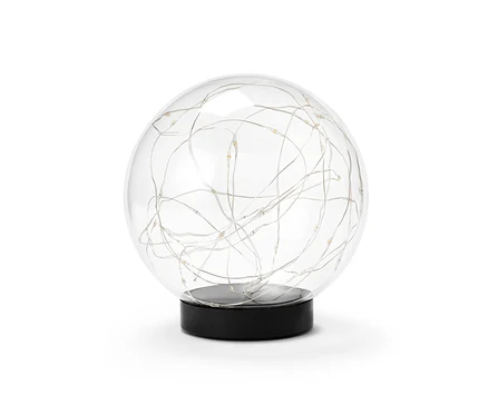 Eine LED-Glaskugel, ca. 15 cm, steht auf einem schwarzen Sockel.
