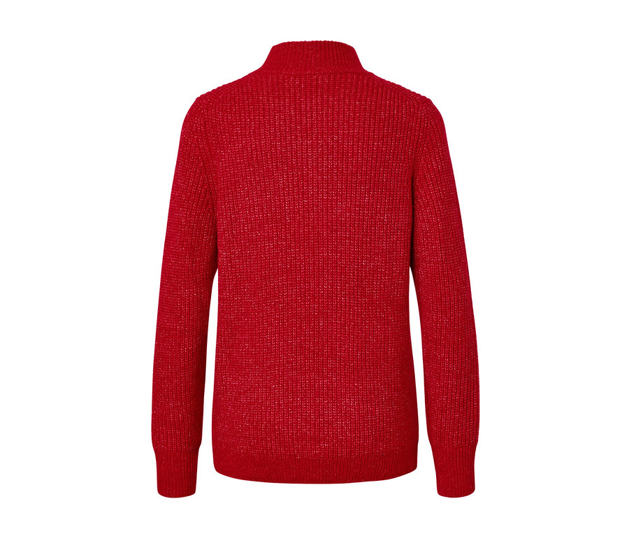 Detailansicht der Rückseite eines roten Grobstrickpullovers mit Zopfmuster.