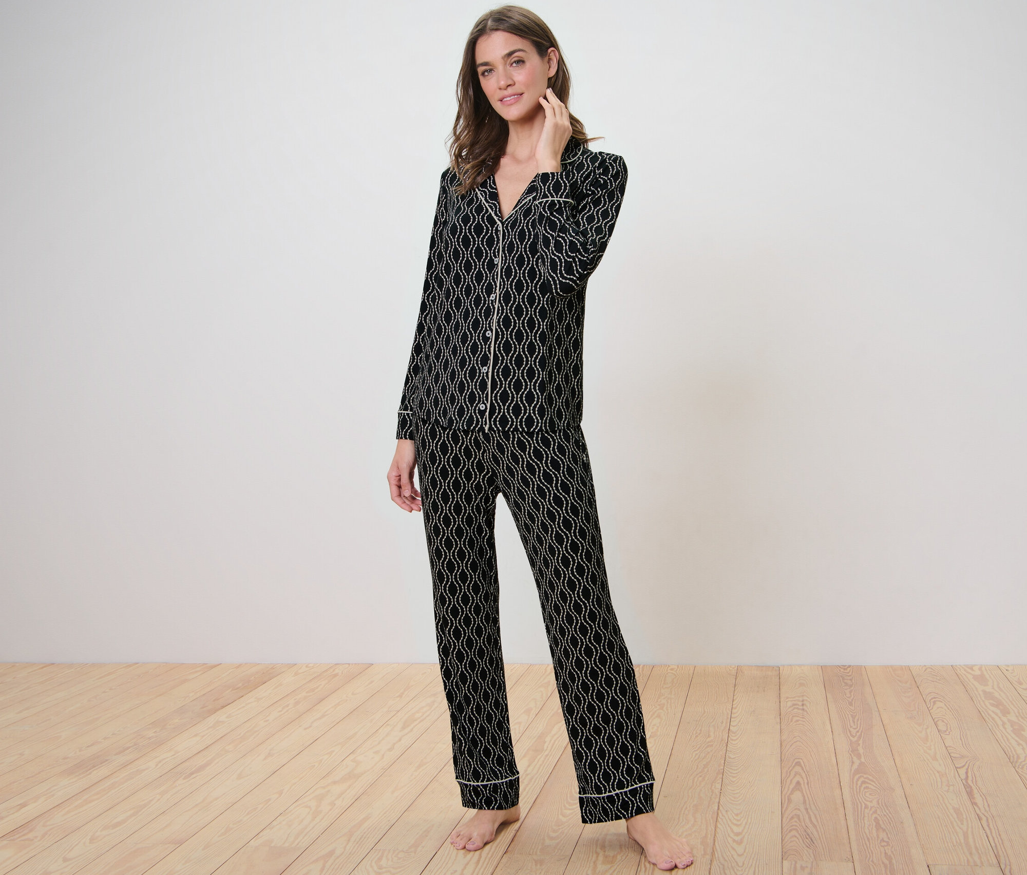 Frau posiert in einem Pyjama mit Alloverprint.