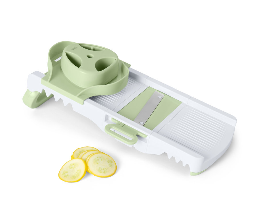 Eine Multireibe mit Scheiben gelber Zucchini.