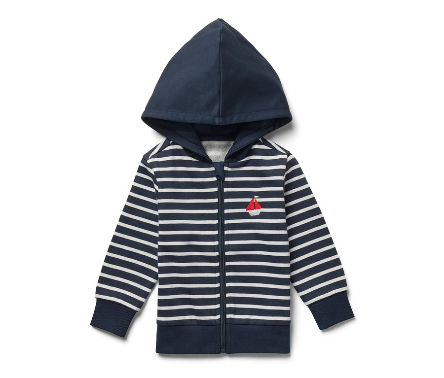 Eine blau-weiß gestreifte Kinder-Sweatjacke mit Kapuze und roter Segelboot-Stickerei. Kinder-Sweatjacke mit angerauter Innenseite.