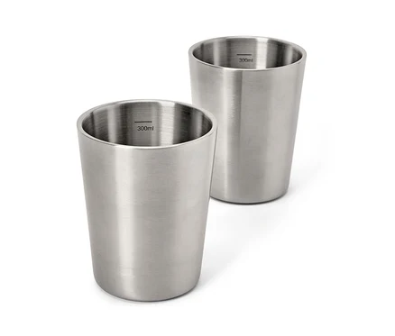 Zwei Camping-Becher aus Edelstahl.