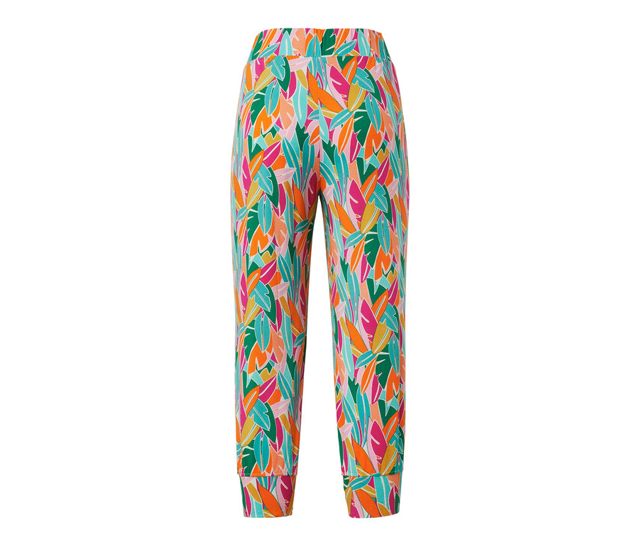 Eine 3/4-Jerseyhose mit einem bunten Blattmuster.