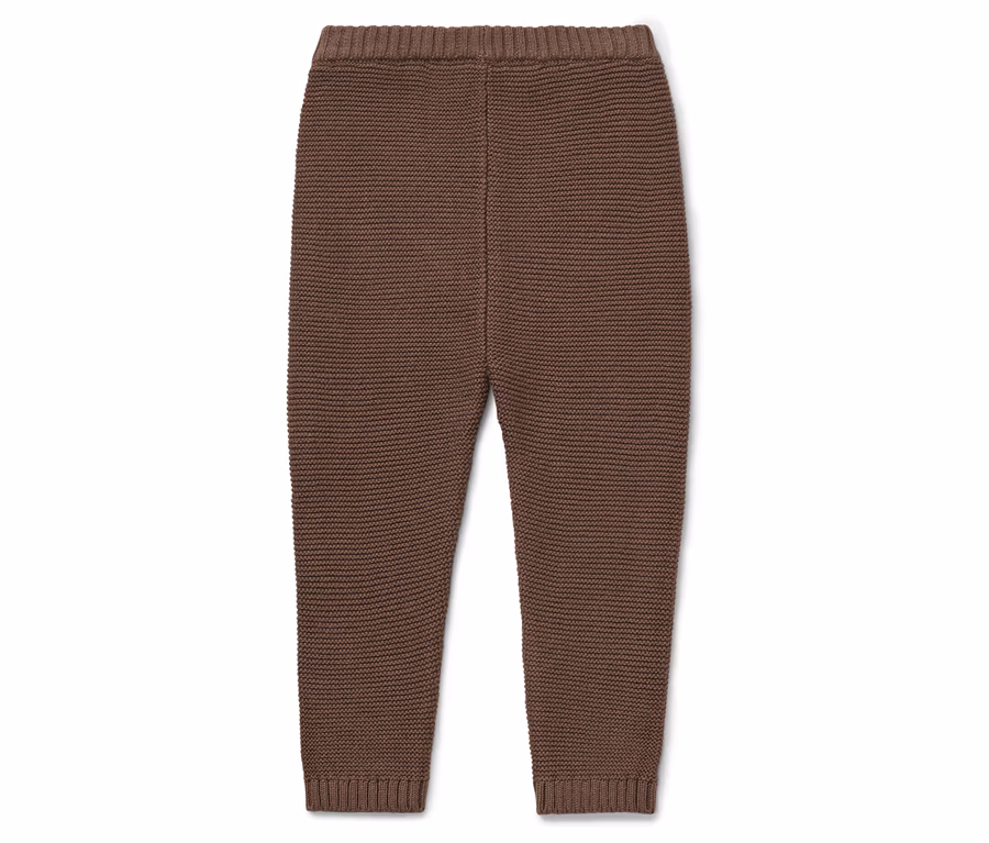 Braune Strickhose auf weißem Hintergrund.