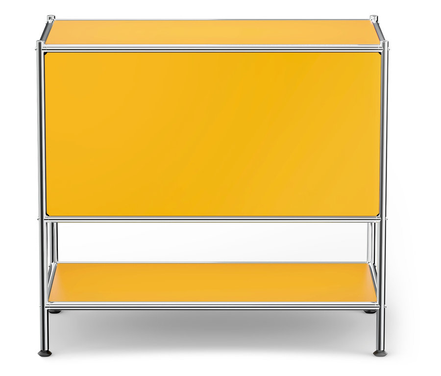 Gelber Schrank mit zwei Regalen und verchromtem Rahmen.