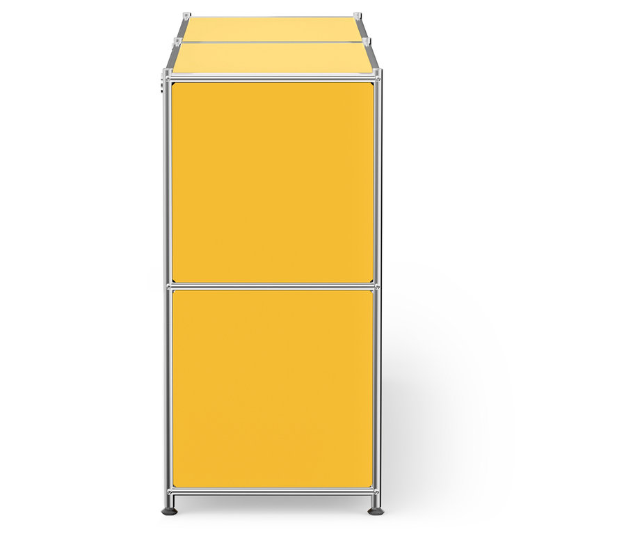 Gelber Schrank mit silbernem Rahmen auf weißem Hintergrund.