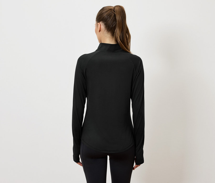 Rückansicht einer Frau mit Pferdeschwanz, die ein schwarzes, langärmliges Sportoberteil und schwarze Leggings trägt.