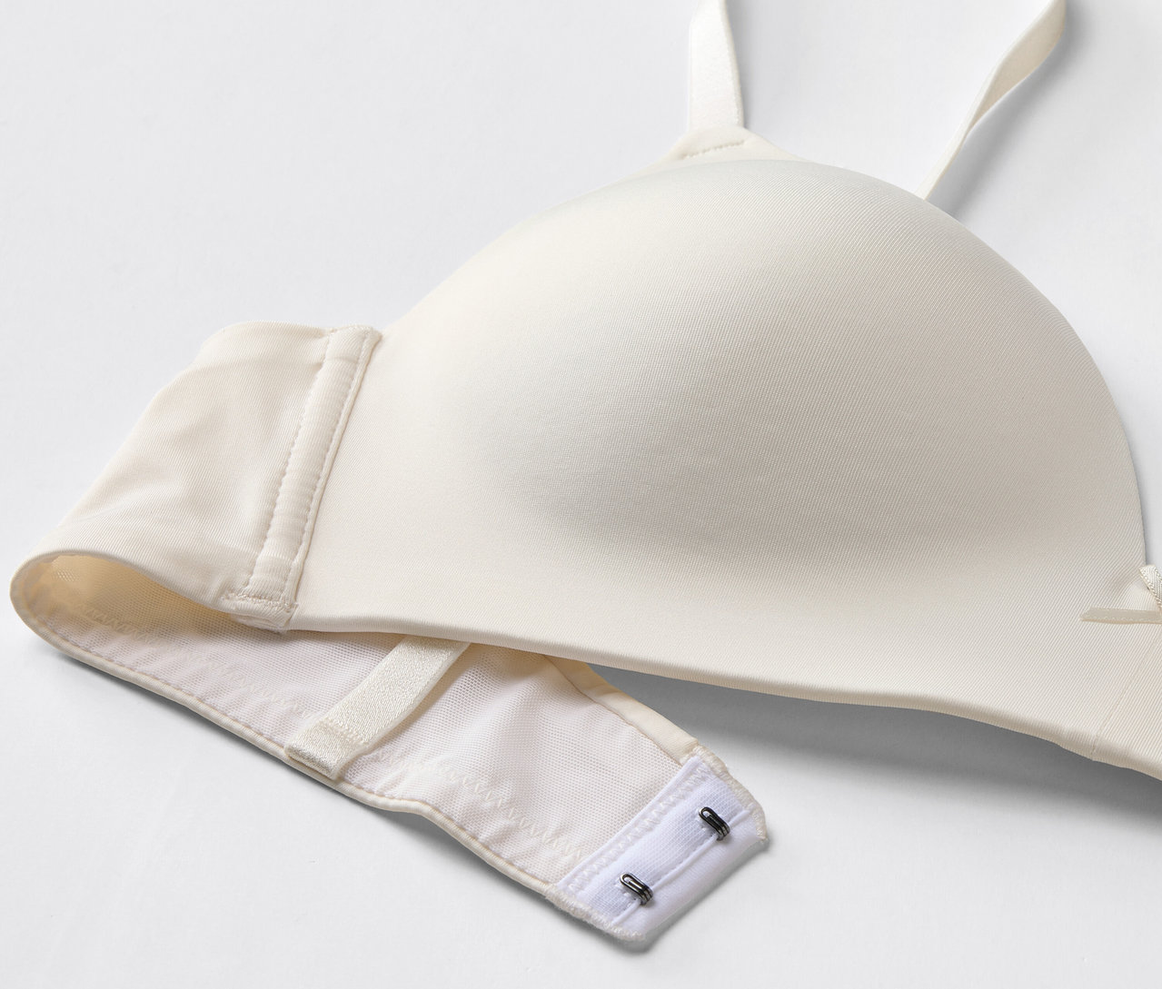 Detailaufnahme eines weißen BHs mit Hakenverschluss.