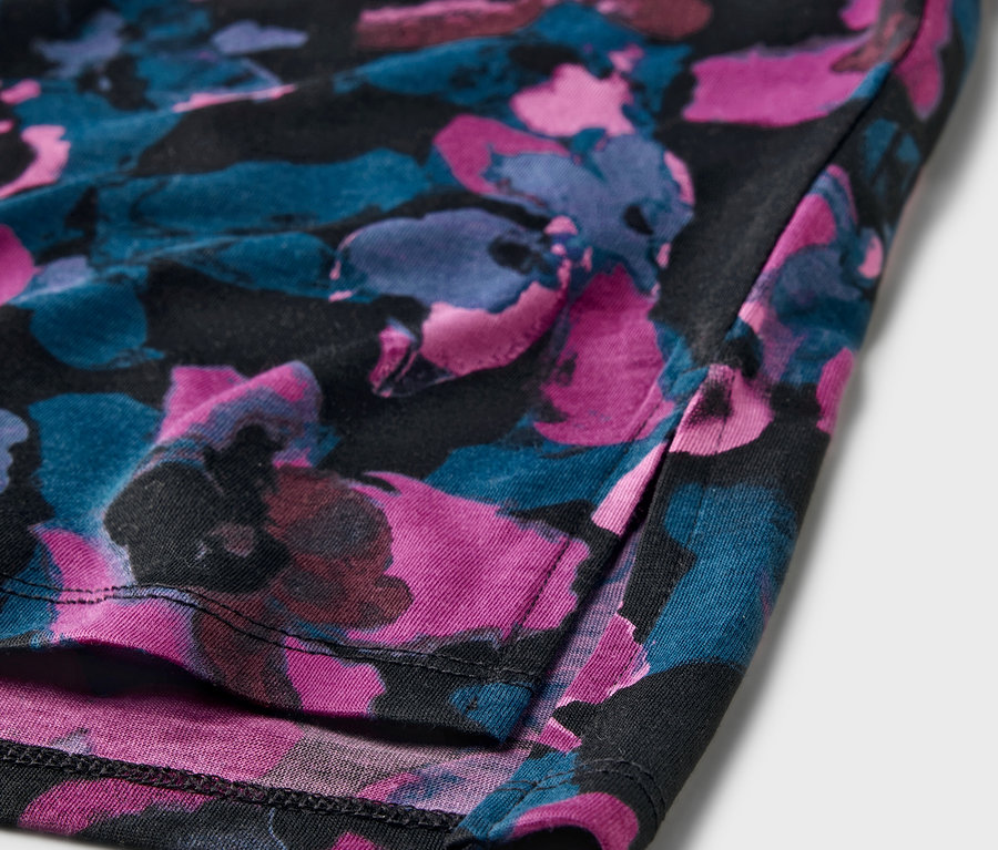 Detailansicht eines Sportshirts mit Blumenmuster.