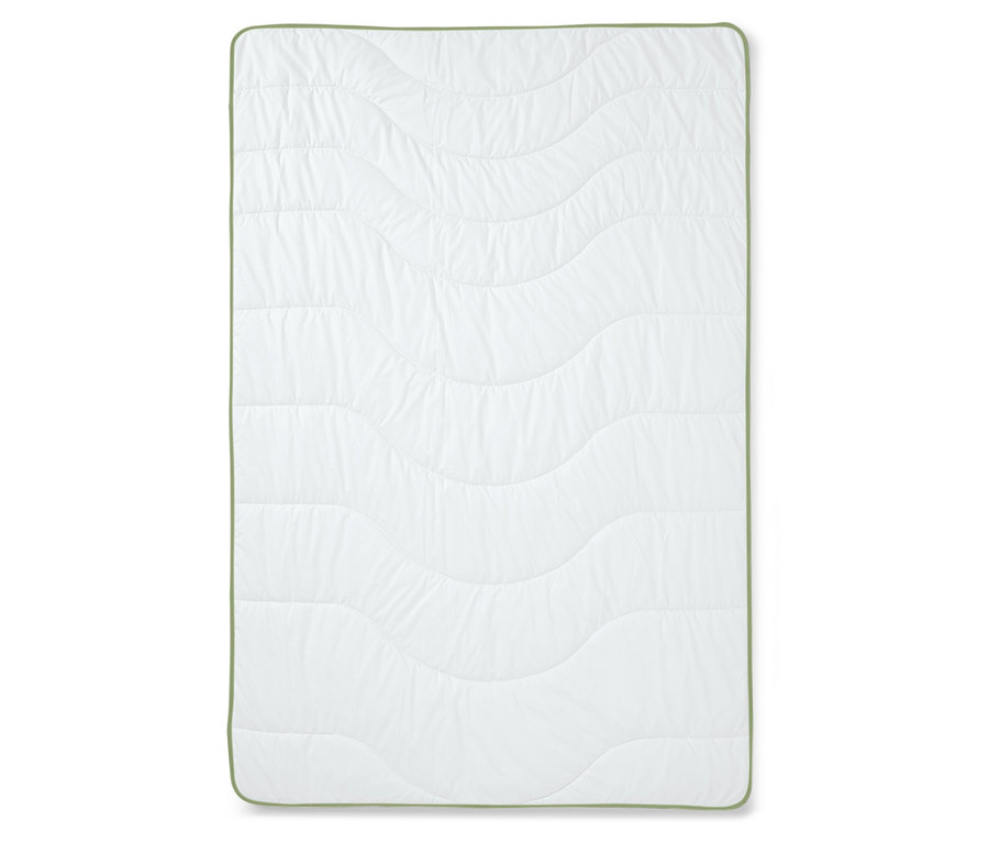 Eine irisette® greenline Steppdecke Dacron®-Aktivkohle in Normalgröße mit gewellter Steppung und grünem Rand.