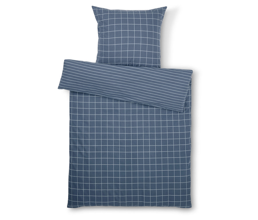 Blaues Bettwäsche-Set mit Karomuster und gestreifter Kissenumrandung.