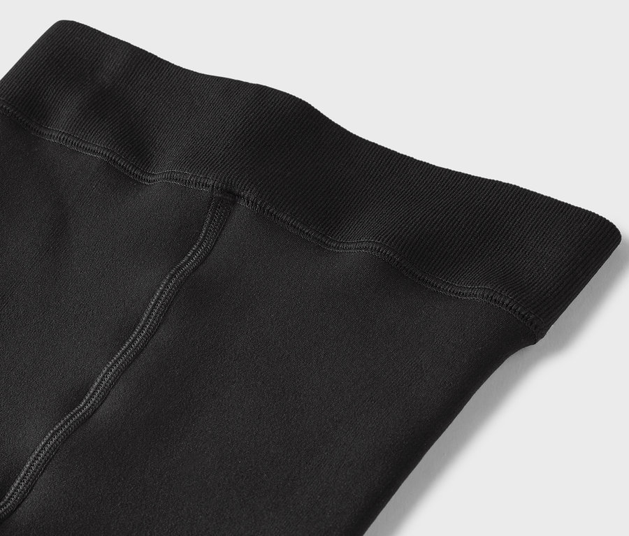 Detailaufnahme einer schwarzen Leggings mit Gummibund.