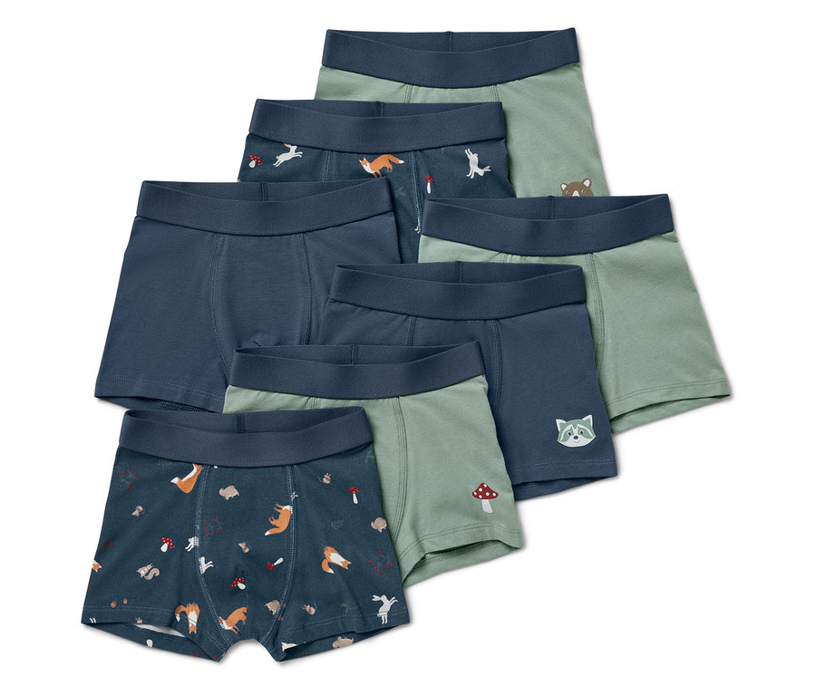 Ein Set aus sechs Jungen-Boxershorts in Grün- und Dunkelblautönen mit Tier- und Pilzmotiven.