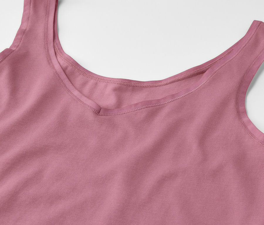 Detailansicht eines rosafarbenen Tanktops mit Rundhalsausschnitt auf weißem Hintergrund.