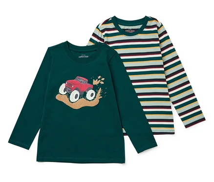 Zwei langärmelige Kinder-T-Shirts. Eines ist grün mit einem roten Autoaufdruck, das andere ist gestreift.