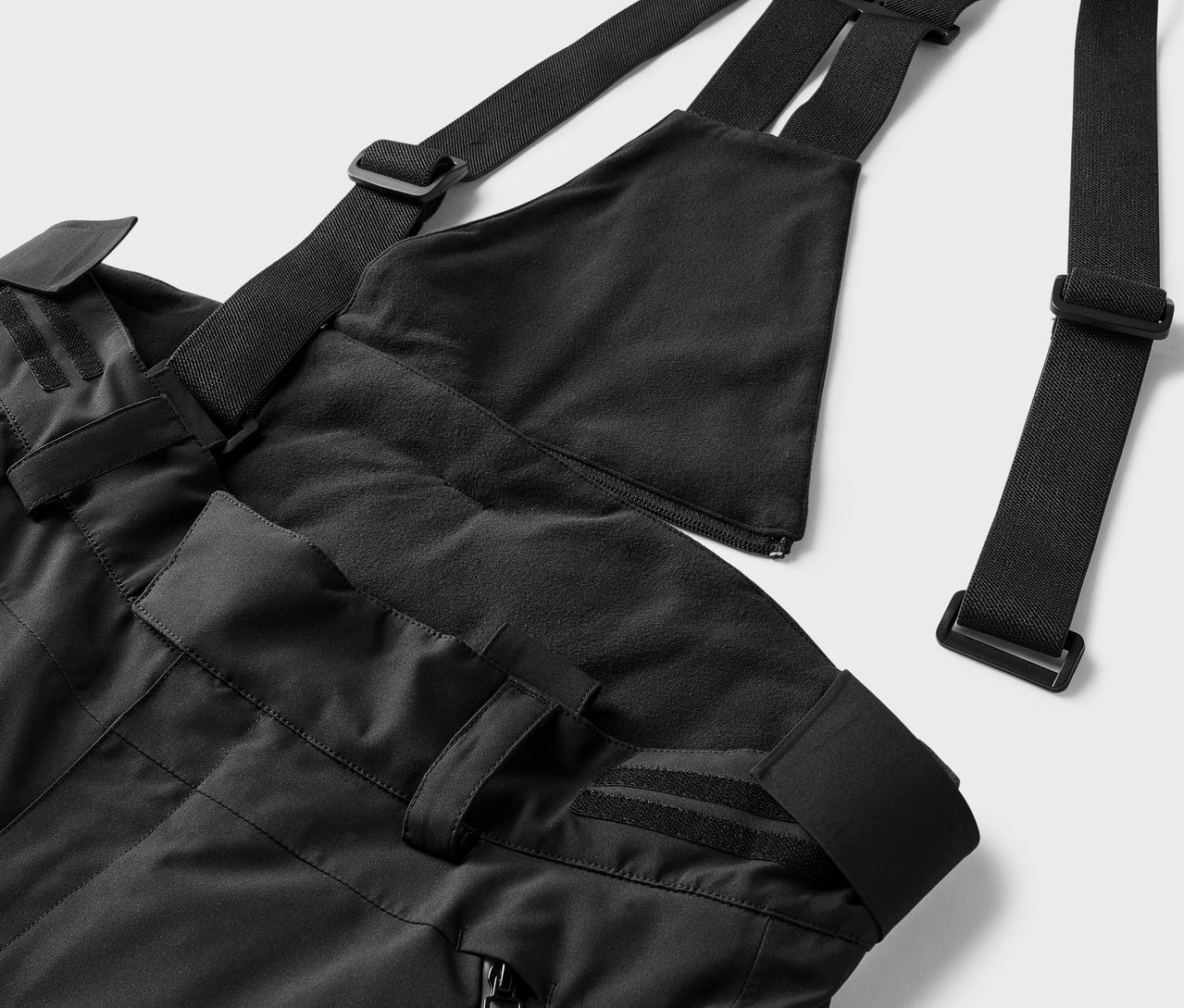 Schwarze Skihose mit Latz und verstellbaren Trägern.