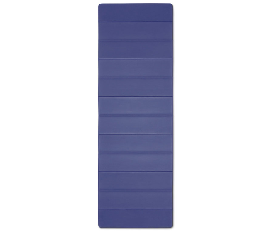 Eine marineblaue, rechteckige, gefaltete Yogamatte liegt flach auf einem weißen Hintergrund.