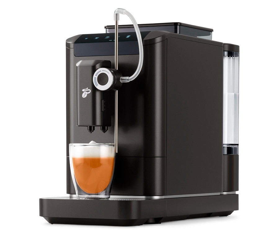 Ein schwarzer Esperto2 Milk Kaffeevollautomat aus dem Zubehör-Set Einsteiger bereitet Kaffee in einem Glas zu.