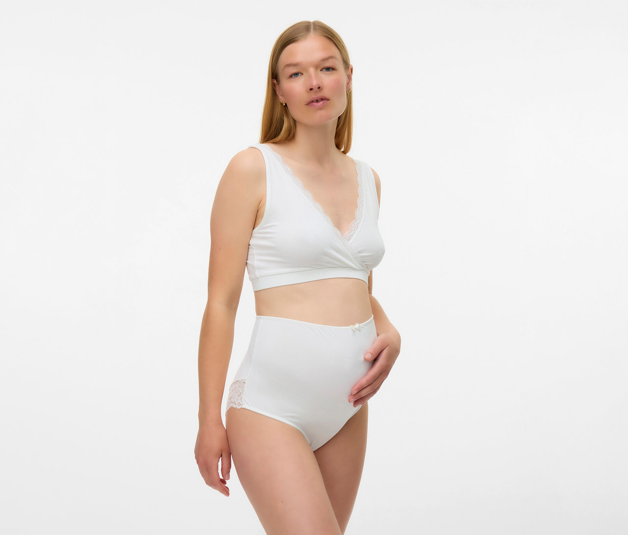 Frau trägt weißen MAMALICIOUS 2er Pack Schwangerschafts-BH »MLHELENA« und passende Unterhose mit Spitze.