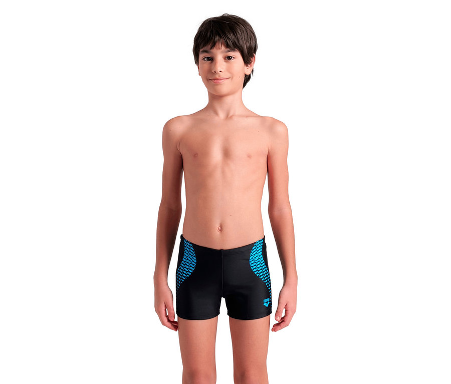 Junge mit dunklen Haaren trägt schwarze Badehose mit blauem Muster.