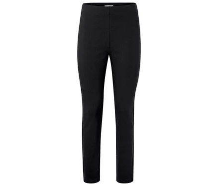 Schwarze, enge Hose vor einem weißen Hintergrund.