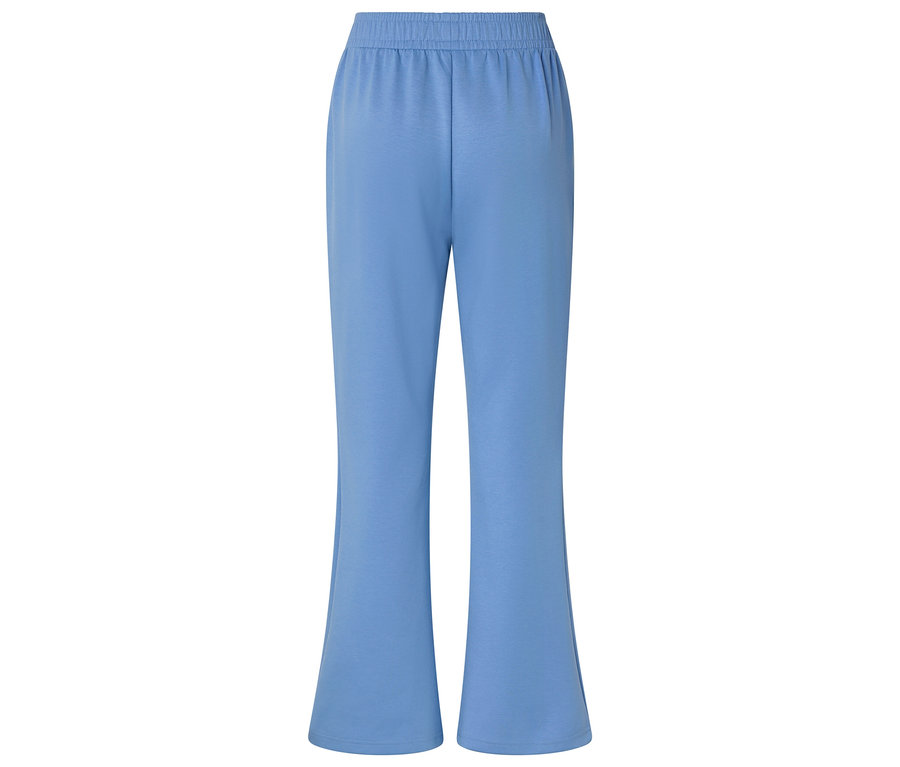 Hellblaue Hose mit Schlag, von hinten fotografiert.