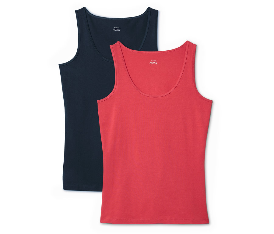 Zwei Tanktops, eines in Marineblau und eines in Rot, liegen übereinander.