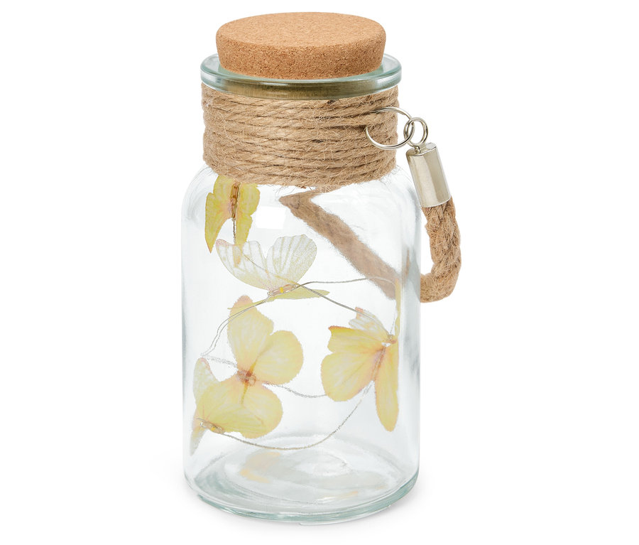 Dekorative Glasflasche mit Korken und Juteseil, gefüllt mit gelben Blüten und Lichterkette.