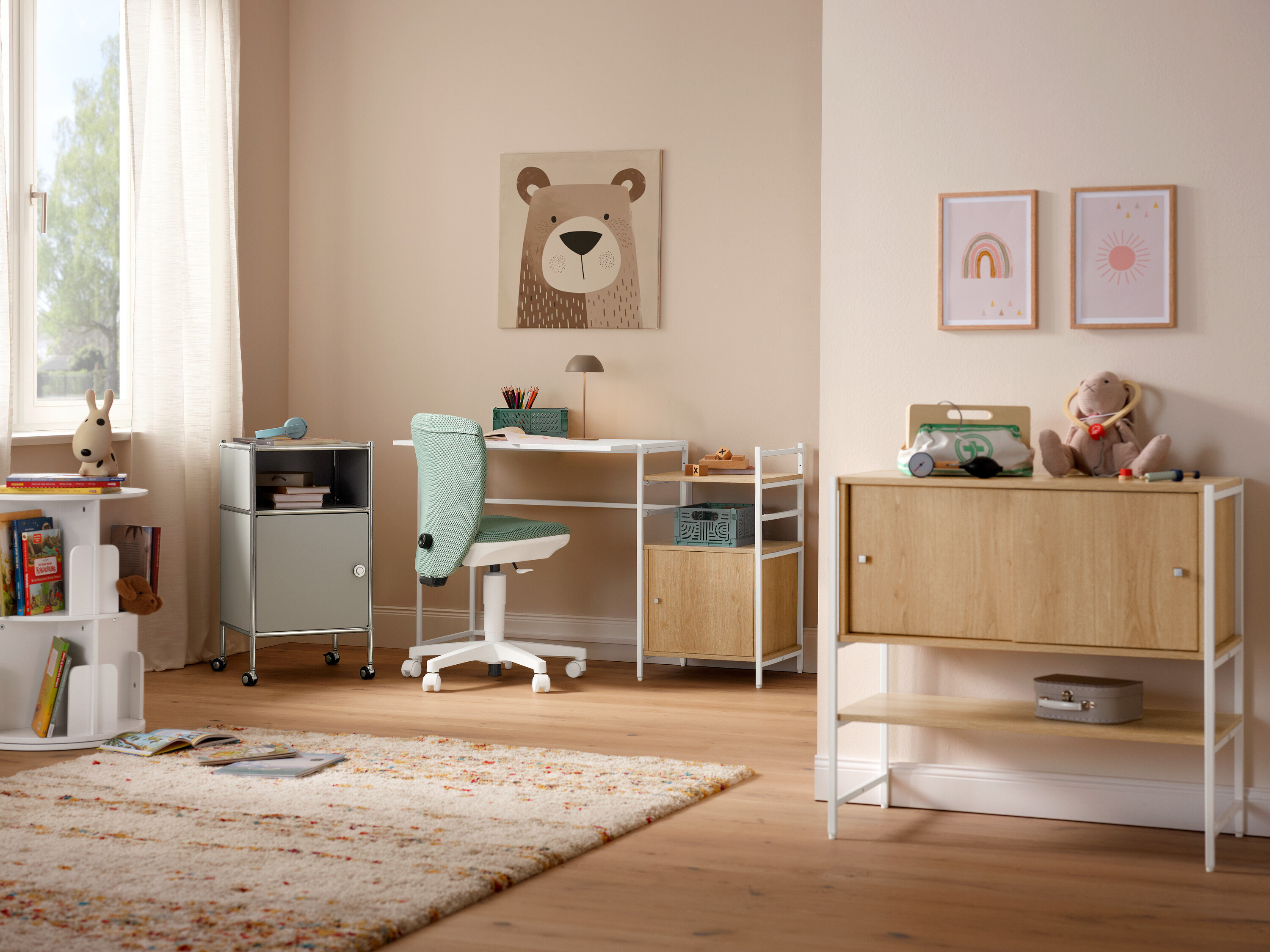 Ein mintfarbener Topstar Sitness »Home S'cool« Stuhl steht vor einem Schreibtisch. Auf dem Boden liegt ein beiger Teppich »Himalaya«.