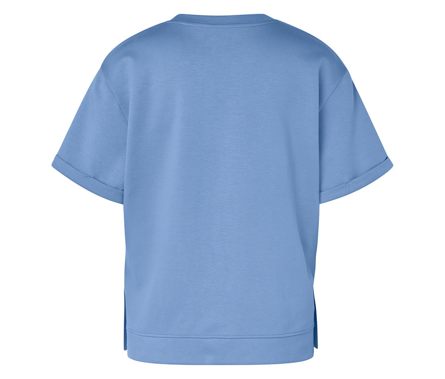 Rückansicht eines hellblauen T-Shirts mit kurzen Ärmeln.