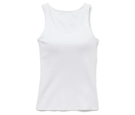 Weißes Tanktop mit Rundhalsausschnitt liegt auf einem weißen Hintergrund.