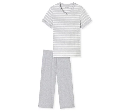 Der SCHIESSER 3/4-Pyjama liegt auf einem weißen Untergrund. Er besteht aus einem grau-weiß gestreiften T-Shirt und einer grauen Hose.