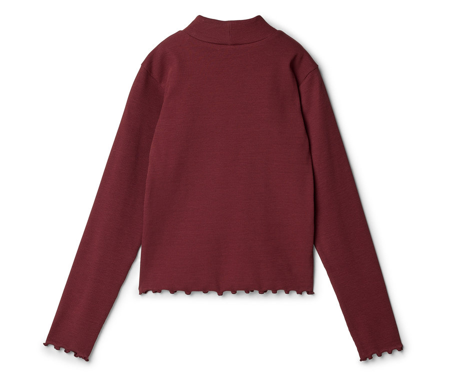 Ein weinrotes, geripptes Langarmshirt mit Stehkragen und gewelltem Saum liegt auf einem weißen Hintergrund.