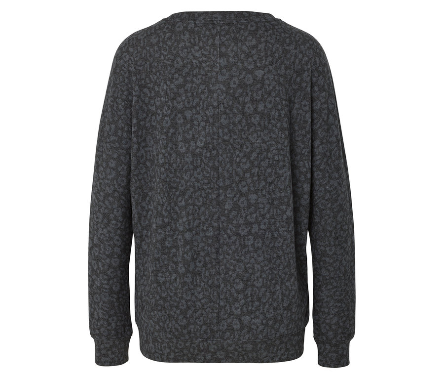 Rückansicht eines grauen Pullovers mit Leopardenmuster.