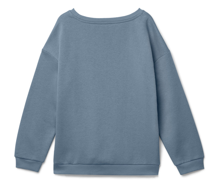 Blauer Pullover, von hinten fotografiert, auf einem weißen Hintergrund liegend.
