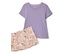 Ein lilafarbenes T-Shirt und Shorts mit Blumenmuster liegen zusammen.