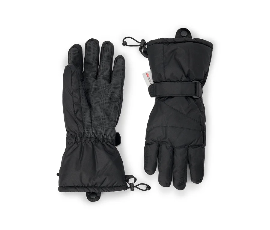 Ein Paar schwarze Winterhandschuhe, einer zeigt die Handfläche mit strukturierter Grifffläche und elastischem Bündchen, der andere die Rückseite mit verstellbarem Handgelenkriemen, Kordelzugbündchen und einem „3M Thinsulate“-Etikett.