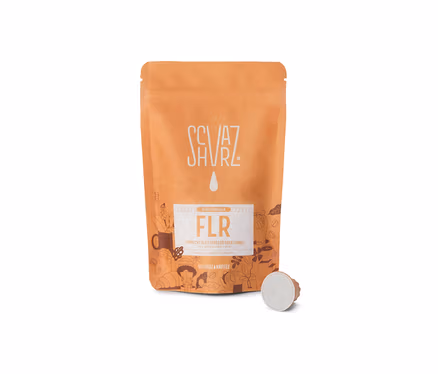 Eine Packung Schvarz - FLR Espresso - 10 Kapseln steht neben einer einzelnen Kapsel auf weißem Grund.