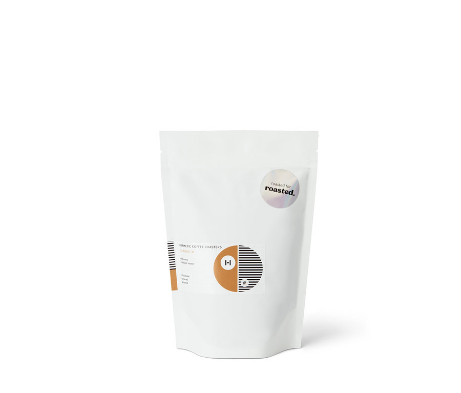 Ein weißer Beutel „Hermetic x roasted. Co-Roast #1 Espresso - 250 g Ganze Bohne“