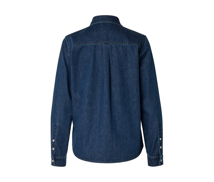 Rückansicht eines dunkelblauen Jeanshemdes mit langen Ärmeln, geknöpften Manschetten, einer Schulterpasse und zwei Falten am Rücken.