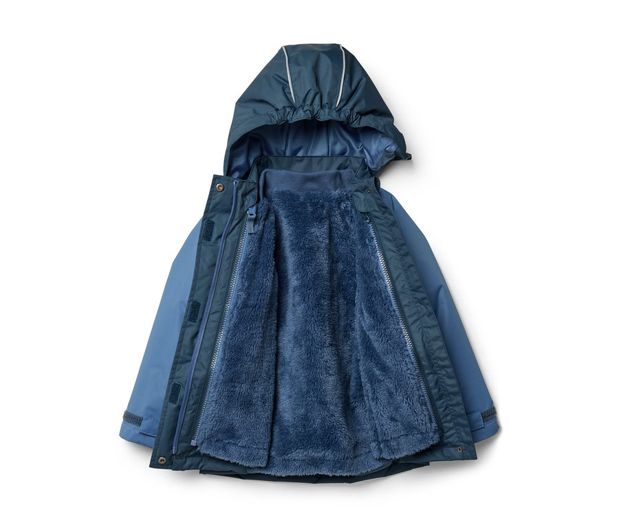 Eine blau-türkise zweifarbige Jacke, offen, um ihr flauschiges blaues Fleecefutter zu zeigen. Die Jacke hat eine Kapuze mit reflektierenden Streifen.